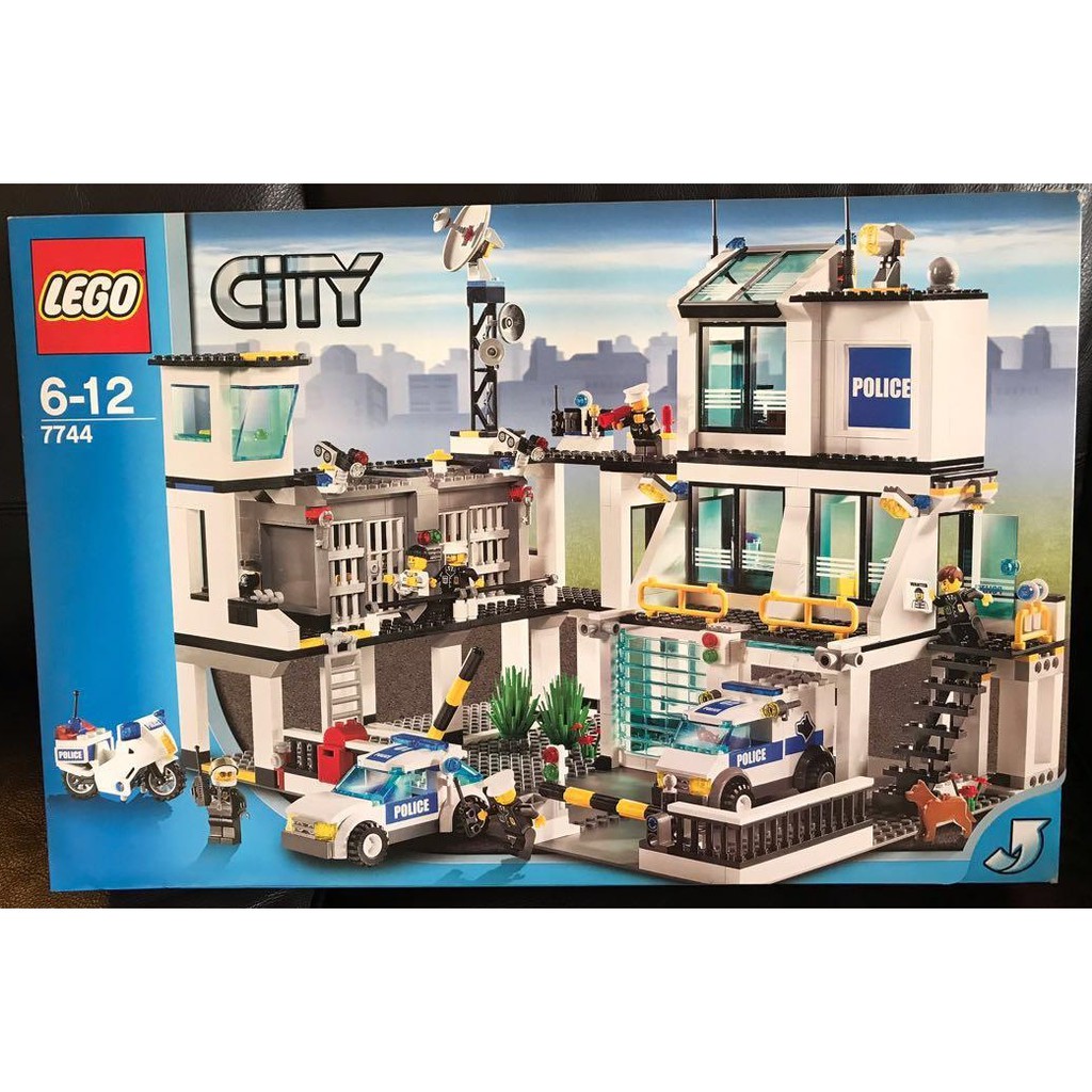 LEGO City Police Headquarters Set 7744 - US