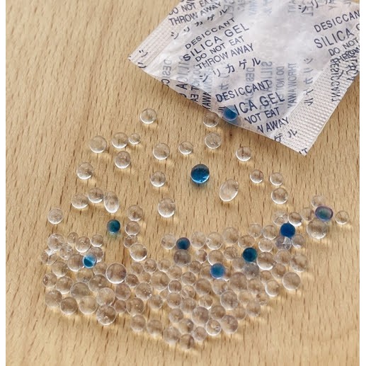 Silica gel with moisture indicator (brown gel) desiccant ~ 1 - 4 mm