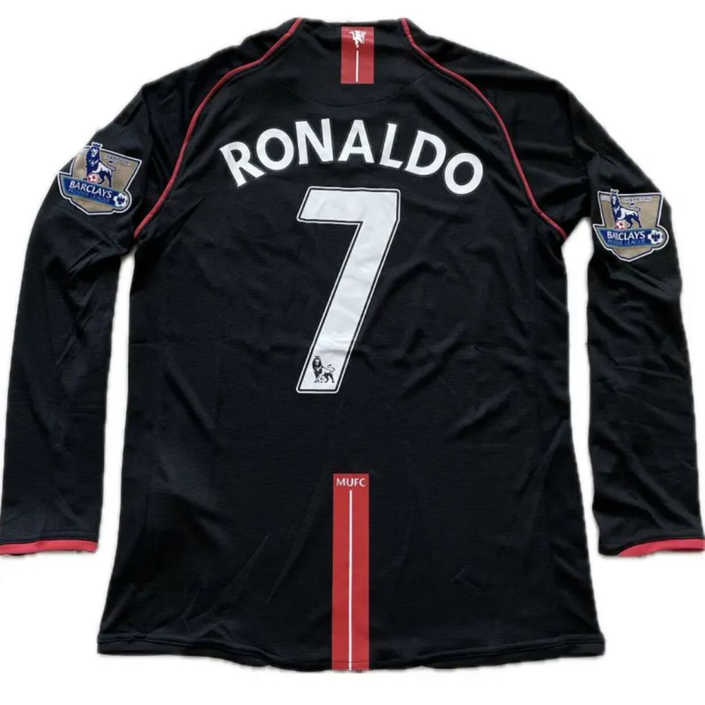 Why does Cristiano Ronaldo wear the No.7 shirt?