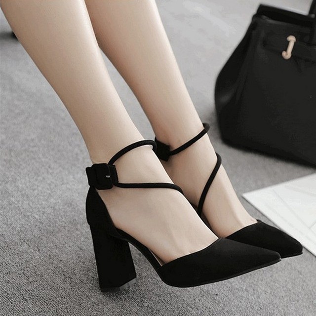 Black pointed discount toe chunky heels