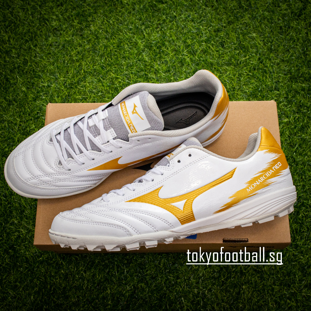 Mizuno tokyo store 8 gold